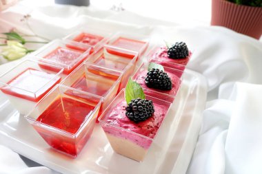 Böğürtlen, ahududu ve çilekli meyveli jöle tatlısı, parti ya da düğün için yemek seti ve mesaj atmak için boş alan.