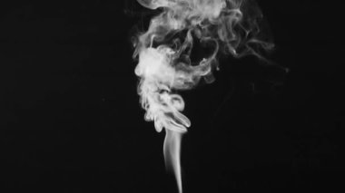Siyah zemin üzerinde beyaz doğal buhar veya yiyecek veya sıcak içecekten yükselen duman.