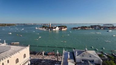 İtalya, Venedik - 21.09.2024: Venedik lagününün panoraması, St. Mark Meydanı, San Giorgio Maggiore ve körfezde yüzen tekneler manzarası.