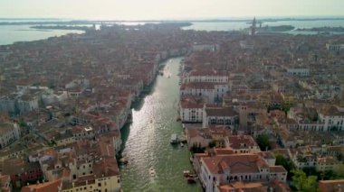 İtalya, Venedik - 22.09.2024: Venedik şehir merkezi, Veneto, İtalya 'daki tarihi yoğun binalar, dar sokaklar ve Büyük Kanal manzarası