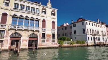 İtalya, Venedik - 21.09.2024: Venedik 'te kiralık evler, Büyük Kanal tarafından panoramik manzara
