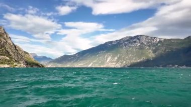 Garda Gölü ve Limon Konsolosu Garda 'nın panoramik manzarası, İtalya