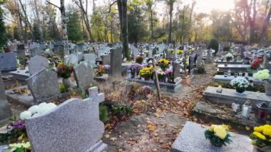 Sonbaharda, Azizler Günü 'nde Katolik mezarlığı