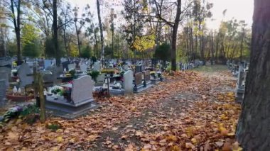 Sonbaharda, Azizler Günü 'nde Katolik mezarlığı