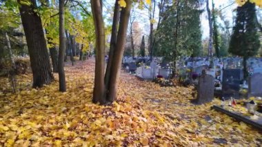 Sonbaharda, Azizler Günü 'nde Katolik mezarlığı