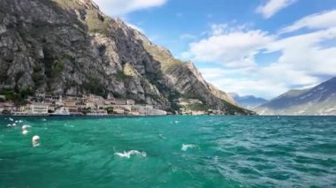 Garda Gölü ve Limon Konsolosu Garda 'nın panoramik manzarası, İtalya