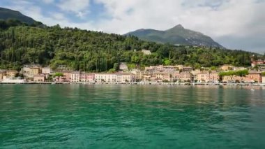 Güneşli bir günde, Garda Gölü ve Toscolano Maderno kasabasının panoramik manzarası. Göl manzarası.