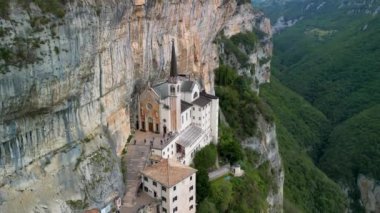 Madonna della Corona 'nın Sığınağı' nın panoramik hava manzarası, Spiazzi Kilisesi, Caprino Veronese Monte Baldo Massif 'de, İtalya' nın Adige Vadisi 'nin üzerinde.