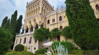 İtalya, Garda Gölü 'ndeki en büyük ada olan Isola del Garda' daki Palazzo Borghese Cavazza 'nın cephesi.