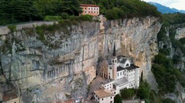 Madonna della Corona 'nın Sığınağı' nın panoramik hava manzarası, Spiazzi Kilisesi, Caprino Veronese Monte Baldo Massif 'de, İtalya' nın Adige Vadisi 'nin üzerinde.