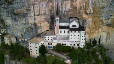 Madonna della Corona 'nın Sığınağı' nın panoramik hava manzarası, Spiazzi Kilisesi, Caprino Veronese Monte Baldo Massif 'de, İtalya' nın Adige Vadisi 'nin üzerinde.