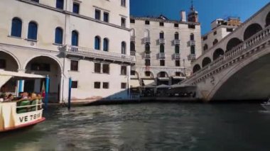 İtalya, Venedik - 21.09.2024: Venedik 'te kiralık evler, Büyük Kanal' dan panoramik manzara, Rialto Köprüsü 'nün altından geçiyor