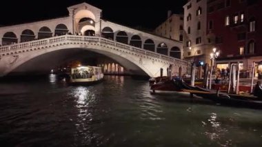 İtalya, Venedik - 21.09.2024: Venedik 'te kiralık evler, geceleri Büyük Kanal ve Rialto Köprüsü' nden panoramik manzara