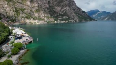 Havadan panoramik manzara plaj, Limon Konsolosu Garda kasabası ve Garda Gölü, İtalya.