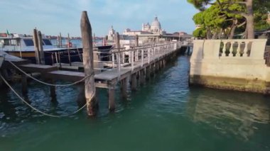 Venedik, St. Mark Meydanı 'ndaki rıhtım. Gemilerin ve teknelerin demirlediği rıhtımlar. Veneto, İtalya.