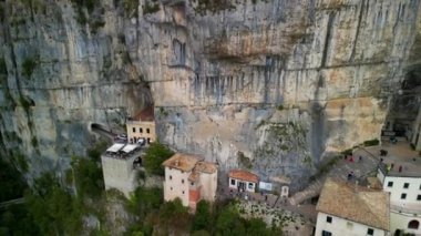 Madonna della Corona 'nın Sığınağı' nın panoramik hava manzarası, Spiazzi Kilisesi, Caprino Veronese Monte Baldo Massif 'de, İtalya' nın Adige Vadisi 'nin üzerinde.