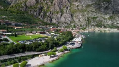 İtalya, Limon Konsolosu Garda -15.09.2024: Havadan panoramik manzara sahili, Limon Konsolosu Garda kasabası ve İtalya 'nın Garda Gölü.