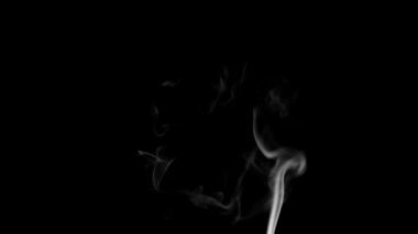 Beyaz doğal buhar ya da ekranın yükselen dumanı, sanki siyah arka plandaki yangın ya da yangın gibi.