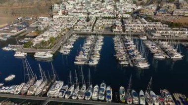 Gran Canaria, Kanarya Adaları 'ndaki Puerto de Mogan limanı, plajı ve kasabasının havadan görüntüsü..