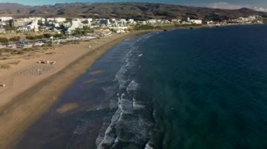 Playa del Ingles 'ın havadan görünüşü, Maspalomas kasabası yakınlarında yer alan plaj ve İspanya' nın Kanarya Adaları, Büyük Kanarya Adaları 'ndaki Maspalom Kumulları' nın Doğal Rezervi..