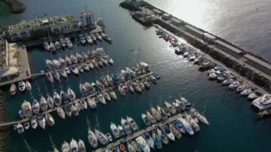 İspanya, Puerto de Mogan - 06.01.2025: İspanya 'nın Kanarya Adaları' ndaki Puerto de Mogan limanı, plajı ve kasabasının havadan görünüşü.