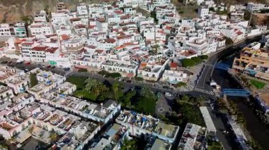 İspanya, Puerto de Mogan - 06.01.2025: İspanya 'nın Kanarya Adaları' ndaki Puerto de Mogan limanının havadan görünüşü.