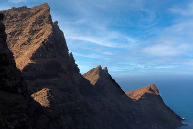 Gran Canaria Adası 'nın batı ucundaki Mirador del Balcon manzarası, kıyı kayalık duvarına tepeden bakan, bir ejderha kuyruğuna benzeyen tepeler, Gran Kanaryası, Kanarya Adaları, İspanya.