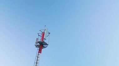 Kışın cep telefonu telekomünikasyon kulesinin hava görüntüsü