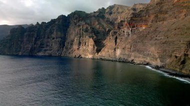 Tenerife, Kanarya Adaları, İspanya 'daki Los Gigantes kayalıklarının hava manzarası.