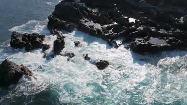 Los Gigantes 'in kayalık sahillerinde köpüklü deniz dalgalarının hava manzarası. Puerto de Santiago ve Los Gigantes, Gran Canaria, Kanarya Adaları, İspanya.