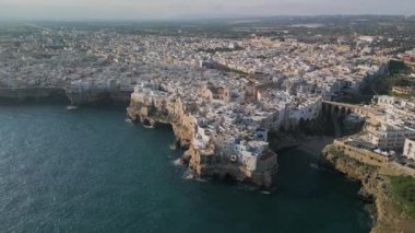 Polignano a Mare 'nin hava manzarası, rıhtım manzarası ve eski kasaba Puglia' nın binaları, İtalya