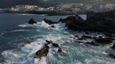 Los Gigantes 'in kayalık sahillerinde köpüklü deniz dalgalarının hava manzarası. Puerto de Santiago ve Los Gigantes, Gran Canaria, Kanarya Adaları, İspanya.