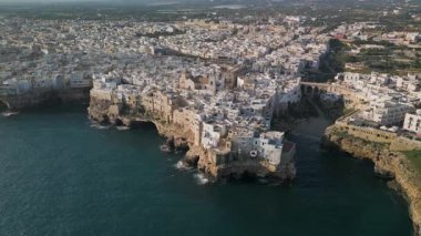 Polignano a Mare 'nin hava manzarası, rıhtım manzarası ve eski kasaba Puglia' nın binaları, İtalya