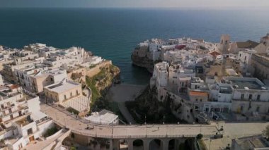 Polignano a Mare 'nin hava manzarası, binaların manzarası eski kasaba ve Ponte Borbonico di Lama Monachile köprüsü, Puglia, İtalya