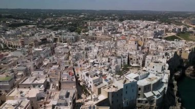 Polignano a Mare 'nin hava manzarası, Lama Monachile plajı, rıhtım manzarası ve eski kasaba Puglia, İtalya' nın binaları.