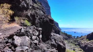 İspanya 'nın Kanarya Adaları, Tenerife' deki Masca Vadisi ve Atlantik Okyanusu 'nun panoramik manzarasından çıkın..