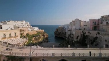 İtalya, Polignano a Mare - 28.04.2025: Polignano a Mare 'nin havadan görünüşü, eski şehrin manzarası ve Ponte Borbonico di Lama Monachile köprüsü, Puglia, İtalya