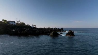 Los Gigantes 'in kayalık sahillerinde köpüklü deniz dalgalarının hava manzarası. Puerto de Santiago, Playa de la Arena ve Los Gigantes, Tenerife, Kanarya Adaları, İspanya.