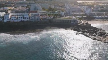 Los Gigantes 'in kayalık sahillerinde köpüklü deniz dalgalarının hava manzarası. Puerto de Santiago, Playa de la Arena ve Los Gigantes, Tenerife, Kanarya Adaları, İspanya.