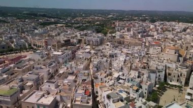 İtalya, Polignano a Mare - 28.04.2025: Polignano a Mare 'nin havadan görünüşü, eski şehrin manzarası ve Ponte Borbonico di Lama Monachile köprüsü, Puglia, İtalya