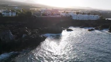 Los Gigantes 'in kayalık sahillerinde köpüklü deniz dalgalarının hava manzarası. Puerto de Santiago, Playa de la Arena ve Los Gigantes, Tenerife, Kanarya Adaları, İspanya.
