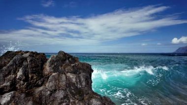 Los Gigantes, Tenerife, Kanarya Adaları, İspanya 'nın kayalık sahillerinde köpüklü deniz dalgalarının panoramik görüntüsü.
