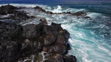 Los Gigantes, Tenerife, Kanarya Adaları, İspanya 'nın kayalık sahillerinde köpüklü deniz dalgalarının panoramik görüntüsü.