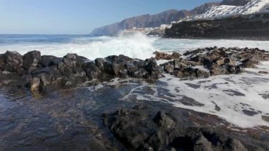 Los Gigantes, Santa Cruz de Tenerife, İspanya 'da köpüklü deniz dalgalarının panoramik görüntüsü.