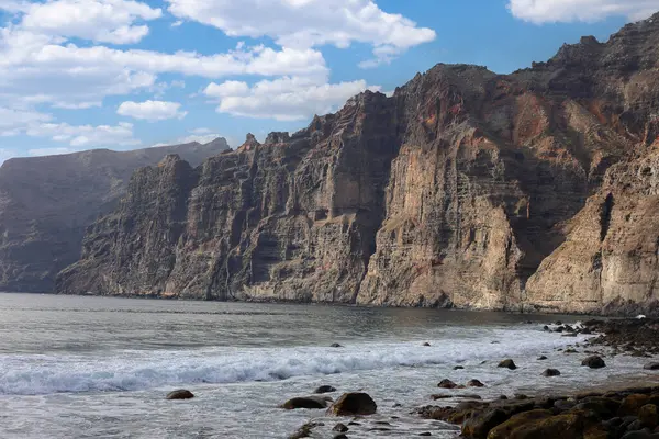 Tenerife, Kanarya Adaları, İspanya 'daki Los Gigantes kayalıklarının hava manzarası