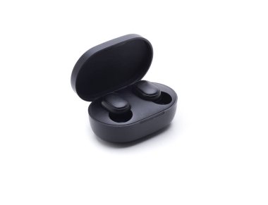 siyah kablosuz kulaklıklar, şarj etmek için bir kutu