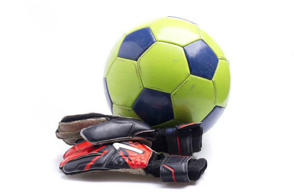 Γάντια Τερματοφύλακα Και Μπάλα Για Προπόνηση Ποδοσφαίρου — Φωτογραφία Αρχείου