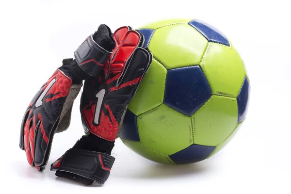 サッカー練習のためのゴールキーパーの手袋とボール — ストック写真