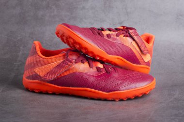 çimlerin üzerinde futbol antrenmanı yapmak için çizmeleri vardı.