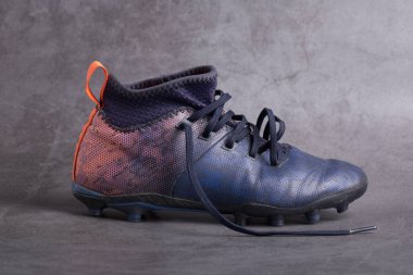 çimlerin üzerinde futbol antrenmanı yapmak için çizmeleri vardı.